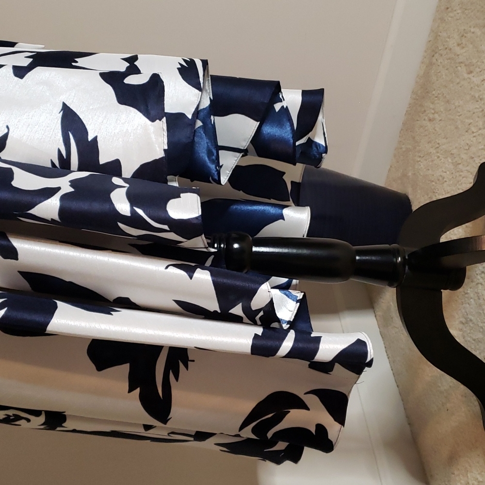 High-low navy blue and white dress, with two strands of navy blue pearls. - Picture 4 of 9